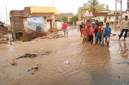 ಮುದ್ದೇಬಿಹಾಳದಲ್ಲಿ ಬುಧವಾರ ಮಧ್ಯಾಹ್ನ ಒಂದು ಗಂಟೆಯ ಕಾಲ ಸುರಿದ ಭಾರೀ ಮಳೆಯಿಂದ ರಸ್ತೆಯ ಮೇಲೆ ತುಂಬಿ ಹರಿದ ನೀರಿನಲ್ಲಿ ಹುಡುಗರು ಚೆಲ್ಲಾಟವಾಡುತ್ತ ಮನರಂಜನೆ ಪಡೆದರು.