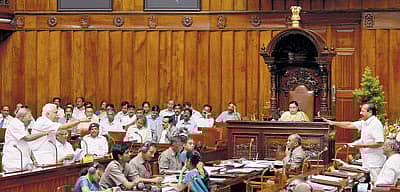 ವಿಧಾನ ಪರಿಷತ್ನಲ್ಲಿ ಬುಧವಾರ ಗುಟ್ಕಾ ನಿಷೇಧ ಕುರಿತ ಚರ್ಚೆಯ ವೇಳೆ ಸಚಿವರಾದ ಆರ್.ವಿ. ದೇಶಪಾಂಡೆ, ಶಾಮನೂರು ಶಿವಶಂಕರಪ್ಪ ಮತ್ತು ವಿರೋಧ ಪಕ್ಷದ ನಾಯಕ ಡಿ.ವಿ. ಸದಾನಂದಗೌಡ ಅವರ ನಡುವೆ ಮಾತಿನ ಚಕಮಕಿ ನಡೆಯಿತು. ಉಪ ಸಭಾಪತಿ ವಿಮಲಾಗೌಡ ಮತ್ತಿತರರು ಚಿತ್ರದಲ್ಲಿದ್ದಾರೆ. -ಪ್ರಜಾವಾಣಿ ಚಿತ್ರ