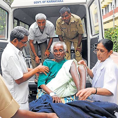 ಜೆ.ಪಿ.ನಗರ ಸಮೀಪದ ಶಾಕಾಂಬರಿ ನಗರದಲ್ಲಿ ಒಂದೂವರೆ ವರ್ಷದಿಂದ ಗೃಹಬಂಧನದಲ್ಲಿದ್ದ ಅನಂತಯ್ಯಶೆಟ್ಟಿ ಅವರನ್ನು ಪೊಲೀಸರು ಬುಧವಾರ ರಕ್ಷಿಸಿ ಆಸ್ಪತ್ರೆಗೆ ದಾಖಲಿಸಿದರು.