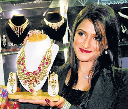 ಹೈದರಾಬಾದ್ನಲ್ಲಿ ಗುರುವಾರ ವಜ್ರಾಭರಣ ಪ್ರದರ್ಶನದಲ್ಲಿ ಹೊಸ ವಿನ್ಯಾಸದ ಆಭರಣದೊಂದಿಗೆ ಚಿತ್ರನಟಿ ಪ್ರಿಯಾಂಕಾ ರಾವ್ ಮಂದಸ್ಮಿತ -ಪಿಟಿಐ ಚಿತ್ರ