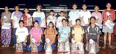 ದಾವಣಗೆರೆಯಲ್ಲಿ ಭಾನುವಾರ ಮುಕ್ತಾಯವಾದ `ಲಿ-ನಿಂಗ್ 5 ಸ್ಟಾರ್ ರಾಜ್ಯ ರ್ಯಾಂಕಿಂಗ್ ಬ್ಯಾಡ್ಮಿಂಟನ್ ಟೂರ್ನಿ'ಯಲ್ಲಿ ಪ್ರಶಸ್ತಿ ಪಡೆದವರು. ನಿಂತವರು (ಎಡದಿಂದ ಬಲಕ್ಕೆ): ಸರಯೂ ವ್ಯಾಕರಣಂ, ರೀನಾ ತಿರುಮಲ, ಅರ್ಚನಾ ಪೈ, ಮಹಿಮಾ ಅಗರ್ವಾಲ್, ಅಂಜಿಕ್ಯ ಜೋಶಿ, ತೇಜಸ್ ಕಲ್ಲೋಳಕರ್, ಮಿಥುನ್ ಮಂಜುನಾಥ್, ಎಂ.ರಘು, ಸೈಫ್ ಅಲಿ, ಅಕ್ಷಯ್ ಶ್ರೀನಿವಾಸ್. ಮಂಡಿಯೂರಿ ಕುಳಿತವರು: ಧೃತಿ ಯತೀಶ್, ಶಿಖಾ ಗೌತಮ್, ಅಪೇಕ್ಷಾ ನಾಯಕ್, ಕಾರ್ತಿಕ್ ವ್ಯಾಕರಣಂ, ರಾಹುಲ್ ಭಾರದ್ವಾಜ್, ಡೇನಿಯಲ್ ಫರೀದ್ -ಪ್ರಜಾವಾಣಿ ಚಿತ್ರ