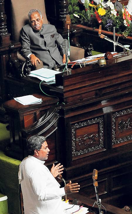 ಕರ್ನಾಟಕ ಲೋಕಸೇವಾ ಆಯೋಗದಲ್ಲಿ ನಡೆಯುತ್ತಿರುವ ಭ್ರಷ್ಟಾಚಾರ ವಿಷಯಕ್ಕೆ ಸಂಬಂಧಪಟ್ಟಂತೆ ಮುಖ್ಯಮಂತ್ರಿ ಸಿದ್ದರಾಮಯ್ಯ ಅವರು ಸೋಮವಾರ ವಿಧಾನಸಭೆಯಲ್ಲಿ ಉತ್ತರಿಸಿದರು - ಪ್ರಜಾವಾಣಿ ಚಿತ್ರ