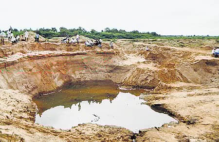 ಚಳ್ಳಕೆರೆ ತಾಲ್ಲೂಕಿನ ನಾರಾಯಣಪುರ ಸಮೀಪದ ನದಿಪಾತ್ರದಲ್ಲಿ ಮರಳಿಗಾಗಿ ಗುಂಡಿ ತೆಗೆದಿರುವುದು