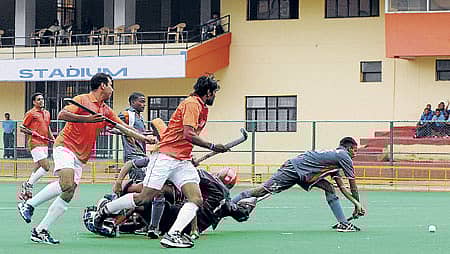 ಎಂಇಜಿ ಬಾಯ್ಸ ತಂಡದ ಸಿ.ಕೆ. ಉತ್ತಪ್ಪ (ಬಲಬದಿ) ಗೋಲು ಗಳಿಸಲು ಪ್ರಯತ್ನಿಸಿದ ಕ್ಷಣ -ಪ್ರಜಾವಾಣಿ ಚಿತ್ರ