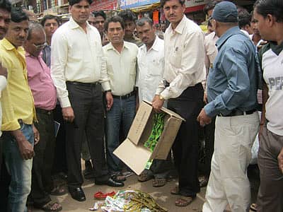 ಬೀಳಗಿ ಪಟ್ಟಣದಲ್ಲಿ ಜಮಖಂಡಿ ಉಪ ವಿಭಾಗಾಧಿಕಾರಿ ಅಶೋಕ ದುಡಗುಂಟಿ ದಾಳಿ ನಡೆಸಿ ಗುಟ್ಕಾ ಪಾಕೆಟ್‌ಗಳನ್ನು ವಶಪಡಿಸಿಕೊಂಡರು.