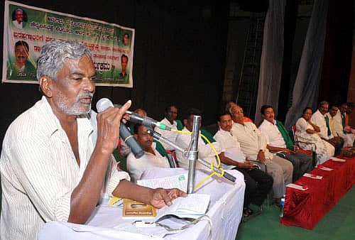 ರಾಯಚೂರಿನಲ್ಲಿ ಗುರುವಾರ ಪಂಡಿತ ಸಿದ್ದರಾಮ ಜಂಬಲದಿನ್ನಿ ರಂಗಮಂದಿರದಲ್ಲಿ ಅಮರಮ್ಮ ಚೆನ್ನಬಸವಪ್ಪ ಬೆಟ್ಟದೂರು ಪ್ರತಿಷ್ಠಾನ ಹಮ್ಮಿಕೊಂಡಿದ್ದ ಚೆನ್ನಬಸವಪ್ಪ ಬೆಟ್ಟದೂರು ಅವರ 5ನೇ ಪುಣ್ಯ ಸ್ಮರಣೆ ಅಂಗವಾಗಿ ಬರಹಗಾರರಿಗೆ ಪ್ರಶಸ್ತಿ ಪ್ರದಾನ ಮತ್ತು ಅಭಿನಂದನಾ ಕಾರ್ಯಕ್ರಮದಲ್ಲಿ ಸಾಹಿತಿ ದೇವನೂರು ಮಹಾದೇವ ಮಾತನಾಡಿದರು