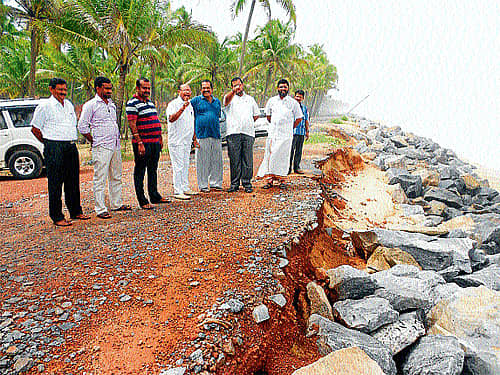 ಪಡುಬಿದ್ರಿ ಸಮೀಪದ ಎರ್ಮಾಳಿನ ತೊಟ್ಟಂ ಕಡಲ್ಕೊರೆತ ಪ್ರದೇಶಕ್ಕೆ ಮಾಜಿ ಸಚಿವ ವಸಂತ ಸಾಲ್ಯಾನ್, ಜೆಡಿಎಸ್ ಜಿಲ್ಲಾಧ್ಯಕ್ಷ ದೇವಿಪ್ರಸಾದ್ ಶೆಟ್ಟಿ ಮತ್ತಿತರರು ಗುರುವಾರ ಭೇಟಿ ನೀಡಿದರು. (ಪಡುಬಿದ್ರಿ ಚಿತ್ರ)