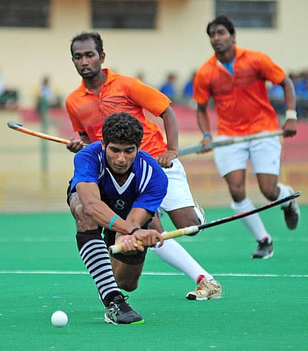 ಎಸ್ಎಐ `ಬಿ' ತಂಡದ ಪಿ. ಎಲ್. ತಿಮ್ಮಣ್ಣ ಅವರು ಪೋಸ್ಟಲ್ ವಿರುದ್ಧದ ಪಂದ್ಯದಲ್ಲಿ ಗೋಲು ಗಳಿಸಲು ಮುಂದಾದ ಕ್ಷಣ -ಪ್ರಜಾವಾಣಿ ಚಿತ್ರ