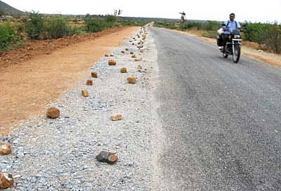 ಮೊಳಕಾಲ್ಮುರು ತಾಲ್ಲೂಕಿನಲ್ಲಿ ಮಲ್ಪೆ-ಮೊಳಕಾಲ್ಮುರು ರಾಜ್ಯಹೆದ್ದಾರಿ ಕಾಮಗಾರಿ ಸ್ಥಗಿತವಾಗಿರುವ ದೃಶ್ಯ.