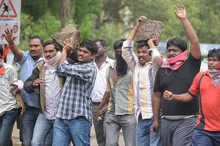 ಪ್ರತ್ಯೇಕ ತೆಲಂಗಾಣ ರಾಜ್ಯಕ್ಕೆ ಒತ್ತಾಯಿಸಿ ಹೈದರಾಬಾದ್‌ನಲ್ಲಿ ನಡೆದ ಪ್ರತಿಭಟನೆ ವೇಳೆ ತೆಲಂಗಾಣ ಜಂಟಿ ಕ್ರಿಯಾ ಸಮಿತಿ ಕಾರ್ಯಕರ್ತರು ಕಲ್ಲುಗಳನ್ನು ಎತ್ತಿಕೊಂಡು ಪೊಲೀಸರತ್ತ ಮುನ್ನುಗ್ಗಿದರು 	-ಎಎಫ್‌ಪಿ ಚಿತ್ರ
