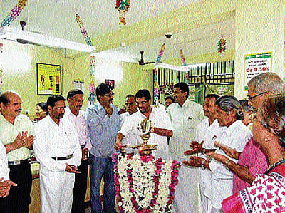 ಕುಂದಾಪುರ ಸಮೀಪದ ತೆಕ್ಕಟ್ಟೆಯಲ್ಲಿ ಸೋಮವಾರ ನಡೆದ ಕಾರ್ಯಕ್ರಮದಲ್ಲಿ ದಕ್ಷಿಣ ಕನ್ನಡ ಜಿಲ್ಲಾ ಕೇಂದ್ರ ಸಹಕಾರಿ ಬ್ಯಾಂಕ್ನ ಅಧ್ಯಕ್ಷ ಎಂ.ಎನ್. ರಾಜೇಂದ್ರಕುಮಾರ್ ತೆಕ್ಕಟ್ಟೆಯ ಎಸ್ಸಿಡಿಸಿಸಿ ಬ್ಯಾಂಕ್ನ ಶಾಖೆಯ ನೂತನ ಕಟ್ಟಡವನ್ನು ಉದ್ಘಾಟಿಸಿದರು. ನಿರ್ದೇಶಕರಾದ ರಾಜು ಎಸ್. ಪೂಜಾರಿ, ಬಿ.ರಘುರಾಮ ಶೆಟ್ಟಿ, ವಾದಿರಾಜ್ ಶೆಟ್ಟಿ, ಕಿಶನ್ ಹೆಗ್ಡೆ ಕೊಳ್ಕೇಬೈಲ್ ಮುಂತಾದವರಿದ್ದರು.