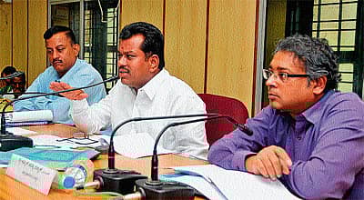 ಬಳ್ಳಾರಿಯ ಜಿಲ್ಲಾಧಿಕಾರಿ ಕಚೇರಿ ಸಭಾಂಗಣದಲ್ಲಿ ಸೋಮವಾರ ನಡೆದ ವಿವಿಧ ಇಲಾಖೆಗಳ ಪ್ರಗತಿ ಪರಿಶೀಲನಾ ಸಭೆಯಲ್ಲಿ ಜಿಲ್ಲಾ ಉಸ್ತುವಾರಿ ಸಚಿವ ಪಿ.ಟಿ. ಪರಮೇಶ್ವರ ನಾಯ್ಕ ಮಾತನಾಡಿದರು. ಜಿ.ಪಂ. ಸಿಇಓ ಮಂಜುನಾಥ ನಾಯ್ಕ, ಜಿಲ್ಲಾಧಿಕಾರಿ ಎ.ಎ. ಬಿಸ್ವಾಸ್ ಚಿತ್ರದಲ್ಲಿದ್ದಾರೆ