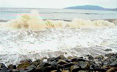 ಅಂಕೋಲಾದ ಹಾರವಾಡದಲ್ಲಿ ಬೃಹದಾಕಾರದ ಅಲೆಗಳು ಏಳುತ್ತಿರುವುದು.