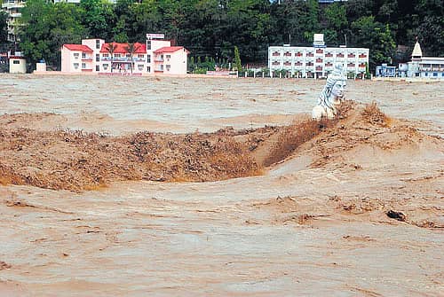 ಉತ್ತರಾಖಂಡದಲ್ಲಿ ಸುರಿಯುತ್ತಿರುವ ಭಾರಿ ಮಳೆಯಿಂದ ಸಂಭವಿಸಿದ ಪ್ರವಾಹದಲ್ಲಿ ಹೃಷಿಕೇಶ ನಗರದಲ್ಲಿರುವ ಶಿವನ ಮೂರ್ತಿ ಭಾಗಶಃ ಮುಳುಗಿರುವ ದೃಶ್ಯ ಸೋಮವಾರ ಕಂಡುಬಂತು	- ಎಎಫ್‌ಪಿ ಚಿತ್ರ