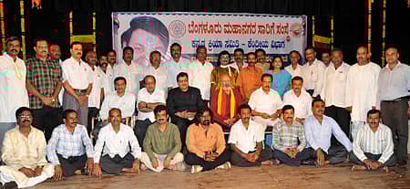 ಬೆಂಗಳೂರು ಮಹಾನಗರ ಸಾರಿಗೆ ಸಂಸ್ಥೆ ಕನ್ನಡ ಕ್ರಿಯಾ ಸಮಿತಿ, ಕೇಂದ್ರೀಯ ವಿಭಾಗವು ಕನ್ನಡಭವನದಲ್ಲಿ ಶುಕ್ರವಾರ ಆಯೋಜಿಸಿದ್ದ `ವರನಟ ಡಾ.ರಾಜ್ಕುಮಾರ್ ಅವರ ಸಂಸ್ಮರಣೆ ಹಾಗೂ ಡಾ. ರಾಜ್ರಂಗ ಪ್ರಶಸ್ತಿ ಪ್ರದಾನ' ಸಮಾರಂಭದಲ್ಲಿ ಪ್ರಶಸ್ತಿ ಪಡೆದ ಕಲಾಕುಟೀರದ ತಂಡದವರೊಂದಿಗೆ ಬಿಎಂಟಿಸಿ ಕೇಂದ್ರೀಯ ವಿಭಾಗದ ನಿಯಂತ್ರಣಾಧಿಕಾರಿ ಕೆ.ಎಂ.ಔರಾದ್ಕರ್, ಸಂಚಾರ ವಿಭಾಗದ ಪ್ರಧಾನ ವ್ಯವಸ್ಥಾಪಕ ದಸ್ತಗೀರ್ ಷರೀಫ್, ನಟ ಎಸ್.ಶಿವರಾಂ, ಅಖಿಲ ಕರ್ನಾಟಕ ರಾಜ್ಕುಮಾರ್ ಅಭಿಮಾನಿಗಳ ಸಂಘದ ಅಧ್ಯಕ್ಷ ಸಾ.ರಾ.ಗೋವಿಂದು, ಕೆಎಸ್ಆರ್ಟಿಸಿ ಕೇಂದ್ರ ಕನ್ನಡ ಕ್ರಿಯಾ ಸಮಿತಿ ರಾಜ್ಯಾಧ್ಯಕ್ಷ ವ.ಚ.ಚನ್ನೇಗೌಡ ಮೊದಲಾದವರು ಚಿತ್ರದಲ್ಲಿದ್ದಾರೆ -ಪ್ರಜಾವಾಣಿ ಚಿತ್ರ