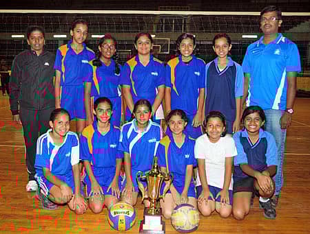 ಬೆಂಗಳೂರಿನಲ್ಲಿ ಶನಿವಾರ ಮುಕ್ತಾಯಗೊಂಡ ಮೂರನೇ ರಾಜ್ಯ ಮಟ್ಟದ ಅಂತರ ಶಾಲಾ ಬಾಲಕಿಯರ ವಾಲಿಬಾಲ್ ಟೂರ್ನಿಯ ಪ್ರಾಥಮಿಕ ಶಾಲಾ ವಿಭಾಗದಲ್ಲಿ ಚಾಂಪಿಯನ್ ಆದ ಡೆಕ್ಕನ್ ಇಂಟರ್ನ್ಯಾಷನಲ್ ತಂಡದವರು. ಎಡದಿಂದ (ಕುಳಿತವರು); ಮೃದುಲಾ ಜೆ. ಗೌಡ., ಶೀತಲ್ ಎಸ್. ಭಟ್, ಪ್ರಿಯಾಂಕಾ ಬಿ.ಎ., ಕೃತಿಕಾ ಮಹೇಶ್, ಪ್ರೀತಾ, ಸಾನ್ಯ ರಾಜೇಂದ್ರ, (ನಿಂತವರು); ಕಲ್ಪನಾ (ಕೋಚ್), ರೋಹಿತಾ ಪಿ., ವೈಷ್ಣವಿ ಎಸ್., ಅಭಿಜ್ಞಾ, ಎಸ್. ಕಶ್ಯಪ್, ಭಾವನಾ ಎಸ್., ಅದಿತಿ ಭಾರದ್ವಾಜ್ ಹಾಗೂ ಮಹೇಶ್ (ಮ್ಯಾನೇಜರ್) -ಪ್ರಜಾವಾಣಿ ಚಿತ್ರ