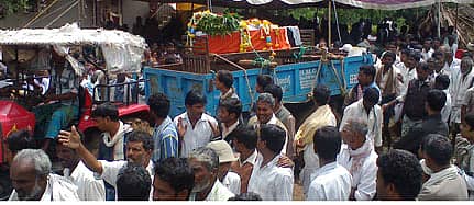 ಉತ್ತರ ಪ್ರದೇಶದ ಲಖನೌದಲ್ಲಿ ಅಪಘಾತದಲ್ಲಿ ಮೃತಪಟ್ಟ ಸಿಆರ್ಪಿಎಫ್ ಯೋಧ ರಾಜಶೇಖರ್ ಪಾರ್ಥೀವ ಶರೀರವನ್ನು ಗುಂಡ್ಲುಪೇಟೆ ತಾಲ್ಲೂಕಿನ ಗೋಪಾಲಪುರ ಗ್ರಾಮದಲ್ಲಿ ಸೋಮವಾರ ಮೆರವಣಿಗೆ ಮಾಡಲಾಯಿತು.