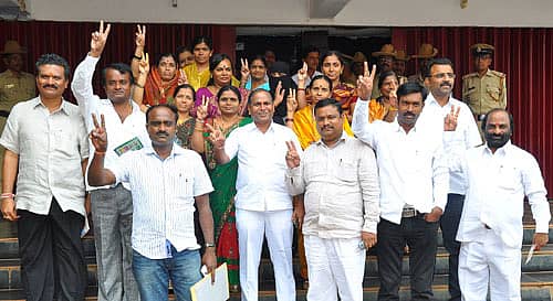 ಬೀದರ್ ಜಿಲ್ಲಾ ಪಂಚಾಯಿತಿಯ ವಿಶೇಷ ಸಭೆಯಲ್ಲಿ ಅಧ್ಯಕ್ಷೆ ವಿರುದ್ಧ ಅವಿಶ್ವಾಸ ನಿರ್ಣಯಕ್ಕೆ ಅನುಮೋದನೆ ಪಡೆದ ಬಳಿಕ ಸಭಾಂಗಣದಿಂದ ಹೊರಬಂದ ಸದಸ್ಯರು ವಿಜಯದ ಸಂಕೇತ ತೋರುತ್ತಿರುವುದು