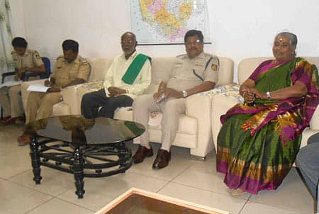 ದೇವನಹಳ್ಳಿ ಪ್ರವಾಸಿ ಮಂದಿರದಲ್ಲಿ ಏರ್ಪಡಿಸಿದ್ದ ಸಾರ್ವಜನಿಕ ಕುಂದುಕೊರತೆ ಮತ್ತು ಅಪರಾಧ ತಡೆ ಸಭೆಯಲ್ಲಿ ಪೊಲೀಸ್ ಉಪ ಆಯುಕ್ತ ಎಸ್.ಎಸ್.ನಾಯ್ಕ, ಜಿಲ್ಲಾ ರೈತ ಸಂಘದ ಅಧ್ಯಕ್ಷ ವೆಂಕಟನಾರಾಯಣಪ್ಪ, ಗ್ರಾಮೀಣ ಮಹಿಳಾ ಅಭಿವೃದ್ಧಿ ಸಂಸ್ಥೆ ಅಧ್ಯಕ್ಷೆ ಸೂರ್ಯಕಲಾ ಇದ್ದರು