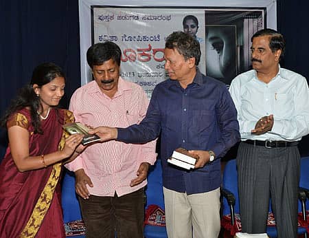ಗೀತಚೇತನ ಪ್ರಕಾಶನವು ಭಾನುವಾರ ನಗರದಲ್ಲಿ ಆಯೋಜಿಸಿದ್ದ ಕಾರ್ಯಕ್ರಮದಲ್ಲಿ ಸಾಹಿತಿ ಡಾ.ಬರಗೂರು ರಾಮಚಂದ್ರಪ್ಪ ಅವರು `ಮೂಕರಾಗ' ಕವನ ಸಂಕಲನವನ್ನು ಬಿಡುಗಡೆ ಮಾಡಿ ಪುಸ್ತಕದ ಪ್ರತಿಯನ್ನು ಲೇಖಕಿ ಕವಿತಾ ಗೋಪಿಕುಂಟೆ ಅವರಿಗೆ ನೀಡಿದರು. ವಿಮರ್ಶಕ ಡಾ.ಬೈರಮಂಗಲ ರಾಮೇಗೌಡ, ಲೇಖಕ ಡಾ.ಮನು ಬಳಿಗಾರ್ ಉಪಸ್ಥಿತರಿದ್ದರು -ಪ್ರಜಾವಾಣಿ ಚಿತ್ರ