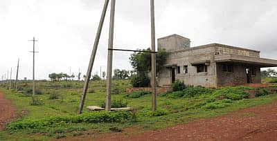 ಹುಬ್ಬಳ್ಳಿ ವಿಮಾನ ನಿಲ್ದಾಣ ವಿಸ್ತರಣೆಗೆ ಎಂದು ಗೋಕುಲ ಗ್ರಾಮದ ಬಳಿ ಕೆಐಎಡಿಬಿ ಸ್ವಾಧೀನಪಡಿಸಿಕೊಂಡಿದ್ದ ಅಭಿವೃದ್ಧಿ ಹಾದಿಯಲ್ಲಿದ್ದ ಬಡಾವಣೆಯೊಂದು ಹಾಳು ಬಿದ್ದಿದೆ.