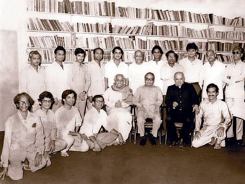 ಲಂಡನ್‌ನಲ್ಲಿ ಯಕ್ಷಗಾನ ಬ್ಯಾಲೆ ಪ್ರದರ್ಶಿಸಿದ ತಂಡ: ಶಿವರಾಮ ಕಾರಂತರು, ಎ.ವಿ. ಕೃಷ್ಣಮಾಚಾರ್. ಮತ್ತೂರು ಕೃಷ್ಣಮೂರ್ತಿ ಅವರೊಂದಿಗೆ ಸಂಜೀವ ಸುವರ್ಣರು (ಕುಳಿತವರಲ್ಲಿ ಎಡದಿಂದ ಎರಡನೆಯವರು)