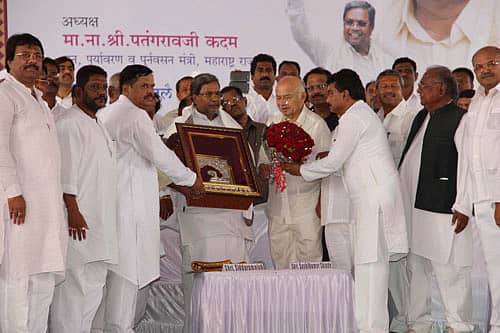 ಮಹಾರಾಷ್ಟ್ರದ ಸೋಲಾಪುರದಲ್ಲಿ ಜಿಲ್ಲಾ ಕಾಂಗ್ರೆಸ್ ಸಮಿತಿ ಭಾನುವಾರ ಹಮ್ಮಿಕೊಂಡಿದ್ದ ಸಮಾರಂಭದಲ್ಲಿ ಮುಖ್ಯಮಂತ್ರಿ ಸಿದ್ದರಾಮಯ್ಯ ಅವರನ್ನು ಸನ್ಮಾನಿಸಲಾಯಿತು. ಕೇಂದ್ರ ಗೃಹ ಸಚಿವ ಸುಶೀಲ್ಕುಮಾರ ಶಿಂಧೆ, ಸಚಿವ ಎಂ.ಬಿ. ಪಾಟೀಲ, ಶಾಸಕ ರೇವಣ್ಣ ಮತ್ತಿತರರು ಚಿತ್ರದಲ್ಲಿದ್ದಾರೆ.