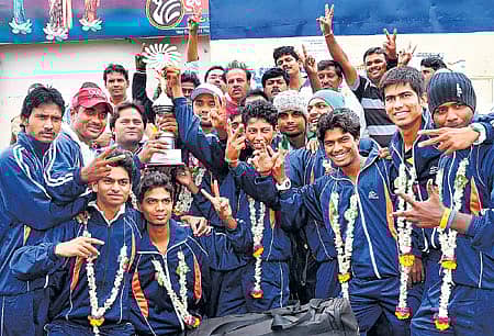 ನೇಪಾಳದಲ್ಲಿ ನಡೆದ ಭಾರತ-ನೇಪಾಳ ಕ್ರಿಕೆಟ್ ಟೂರ್ನಿಯಲ್ಲಿ ಪ್ರಶಸ್ತಿ ಗೆದ್ದ ಬೀದರ್ ಕ್ರಿಕೆಟ್ ನಿಯಂತ್ರಣ ಸಂಸ್ಥೆಯ ತಂಡದ ಸದಸ್ಯರ ಸಂಭ್ರಮ.