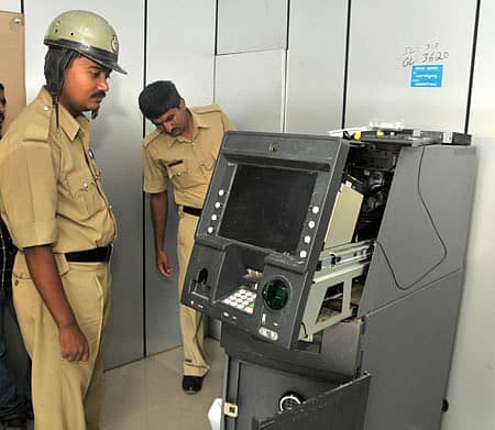 ನಾಗಶೆಟ್ಟಿಹಳ್ಳಿಯ ಕೆನರಾ ಬ್ಯಾಂಕ್ ಎಟಿಎಂ ಹಣ ಕಳುವಾದ ನಂತರ ಪರಿಶೀಲಿಸಿದ ಪೊಲೀಸರು