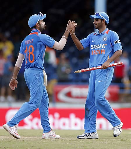 ಪೋರ್ಟ್ ಆಫ್ ಸ್ಪೇನ್‌ನಲ್ಲಿ ಮಂಗಳವಾರ ನಡೆದ ತ್ರಿಕೋನ ಏಕದಿನ ಕ್ರಿಕೆಟ್ ಸರಣಿಯಲ್ಲಿ ಶ್ರೀಲಂಕಾ ತಂಡದ ಎದುರು ಗೆಲುವು ಪಡೆದ ನಂತರ ಭಾರತ ತಂಡದ ನಾಯಕ ವಿರಾಟ್ ಕೊಹ್ಲಿ ಹಾಗೂ ಭುವನೇಶ್ವರ್ ಕುಮಾರ್ ಸಂಭ್ರಮಿಸಿದ ರೀತಿ  	-ಎಪಿ ಚಿತ್ರ