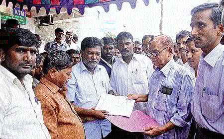 ರಾಯಚೂರಿನಲ್ಲಿ ಶುಕ್ರವಾರ ರಾಜೀವ್ಗಾಂಧಿ ಸೂಪರ್ ಸ್ಪೆಷಾಲಿಟಿ ಆಸ್ಪತ್ರೆ ನೌಕರರ ಸಂಘದ ನೇತೃತ್ವದಲ್ಲಿ ನೌಕರರು ಭವಿಷ್ಯ ನಿಧಿ ಪ್ರಾದೇಶಿಕ ಆಯುಕ್ತ ಕಚೇರಿ (ಇಪಿಎಫ್) ಎದುರು ಧರಣಿ ನಡೆಸಿ ಮನವಿ ಸಲ್ಲಿಸಿದರು