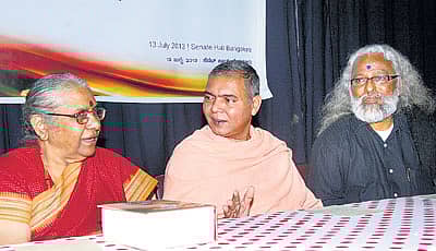 ಪ್ರಜಾ ರಾಜಕೀಯ ವೇದಿಕೆ ಮತ್ತು ಸಂಗಮ ಸಂಘಟನೆಯು ನಗರದ ಸೆಂಟ್ರಲ್ ಕಾಲೇಜಿನಲ್ಲಿ ಶನಿವಾರ ಆಯೋಜಿಸಿದ್ದ `ಪ್ರಮಾಣಬದ್ಧ ಚುನಾವಣಾ ಪದ್ಧತಿ-ದಕ್ಷಿಣ ಭಾರತದ ಒಕ್ಕೂಟ' ಉದ್ಘಾಟನಾ ಸಮಾರಂಭದಲ್ಲಿ ನಿಡುಮಾಮಿಡಿ ಮಠದ ವೀರಭದ್ರ ಚನ್ನಮಲ್ಲ ಸ್ವಾಮೀಜಿ ಅವರು ಸಾಹಿತಿ ಕಮಲಾ ಹಂಪನಾ ಅವರೊಂದಿಗೆ ಸಂವಾದ ನಡೆಸಿದರು. ಚುನಾವಣಾ ಸುಧಾರಣೆಗಾಗಿ ಆಂದೋಲನ ಇಂಡಿಯಾ ಸಂಸ್ಥೆಯ ಸಂಸ್ಥಾಪಕ ಎಂ.ಸಿ.ರಾಜು ಚಿತ್ರದಲ್ಲಿದ್ದಾರೆ