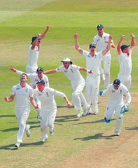 ಆಸ್ಟ್ರೇಲಿಯಾ ವಿರುದ್ಧದ ಆಷ್ಯಸ್ ಕ್ರಿಕೆಟ್ ಸರಣಿಯ ಮೊದಲ ಟೆಸ್ಟ್ನಲ್ಲಿ ಭಾನುವಾರ ಬ್ರಾಡ್ ಹಡಿನ್ ಅವರ ವಿಕೆಟ್ ಪಡೆದ ಇಂಗ್ಲೆಂಡ್ ತಂಡದ ಜೇಮ್ಸ ಆ್ಯಂಡರ್ಸನ್ (ಎಡತುದಿ) ಅವರು ಸಹ ಆಟಗಾರರೊಂದಿಗೆ ಸಂ್ರಮಿಸಿದ ಪರಿ -ರಾಯಿಟರ್ಸ್ ಚಿತ್ರ