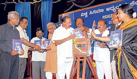 ನಗರದಲ್ಲಿ ಶನಿವಾರ ನಡೆದ `ವಿಶ್ವ ಸಿನಿಮಾ ಅಧ್ಯಯನ ಕೇಂದ್ರ'ದ ಉದ್ಘಾಟನಾ ಕಾರ್ಯಕ್ರಮದಲ್ಲಿ ಪೆಟ್ರೋಲಿಯಂ ಸಚಿವ ಎಂ.ವೀರಪ್ಪ ಮೊಯಿಲಿ ಅವರು `ಮಾತು ಬರುವ ತನಕ' ಪುಸ್ತಕವನ್ನು ಬಿಡುಗಡೆಗೊಳಿಸಿದರು. ಚಲನಚಿತ್ರ ನಿರ್ದೇಶಕ ಗಿರೀಶ್ ಕಾಸರವಳ್ಳಿ, ಪುಸ್ತಕದ ಲೇಖಕ ಪಿ.ಆರ್.ರಾಮದಾಸ ನಾಯ್ಡು, ಬೆಂಗಳೂರು ವಿ.ವಿ ಅಂಬೇಡ್ಕರ್ ಅಧ್ಯಯನ ಕೇಂದ್ರದ ನಿರ್ದೇಶಕ ಡಾ.ಸಿದ್ದಲಿಂಗಯ್ಯ, ಕವಿ ಎಚ್.ಎಸ್. ವೆಂಕಟೇಶಮೂರ್ತಿ, ಕಥೆಗಾರ ಕುಂ.ವೀರಭದ್ರಪ್ಪ, ಕರ್ನಾಟಕ ಚಲನಚಿತ್ರ ವಾಣಿಜ್ಯ ಮಂಡಳಿ ಅಧ್ಯಕ್ಷ ಬಿ.ವಿಜಯ್ ಕುಮಾರ್, ಹೈಕೋರ್ಟ್ನ ನ್ಯಾಯಮೂರ್ತಿ ಎಚ್. ಎನ್.ನಾಗಮೋಹನ್ ದಾಸ್ ಹಾಗೂ ಸಚಿವೆ ಉಮಾಶ್ರೀ ಚಿತ್ರದಲ್ಲಿದ್ದಾರೆ