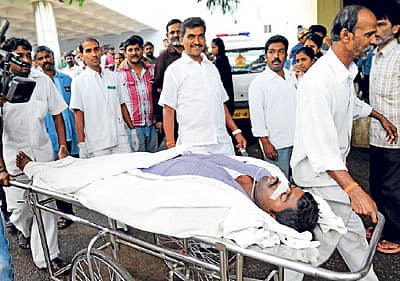 ವಿಧಾನಸೌಧದಲ್ಲಿ ಸೋಮವಾರ ವಿಷ ಕುಡಿದು ಆತ್ಮಹತ್ಯೆಗೆ ಯತ್ನಿಸಿ ಅಸ್ವಸ್ಥಗೊಂಡ ಮಲ್ಲೇಶ್ವರ ಸಿಇಟಿ ಘಟಕದ ದ್ವಿತೀಯ ದರ್ಜೆ ಗುಮಾಸ್ತ ಆನಂದ್ ಕುಮಾರ್ ಅವರನ್ನು ಬೌರಿಂಗ್ ಆಸ್ಪತ್ರೆಗೆ ದಾಖಲಿಸಲಾಯಿತು 	-ಪ್ರಜಾವಾಣಿ ಚಿತ್ರ