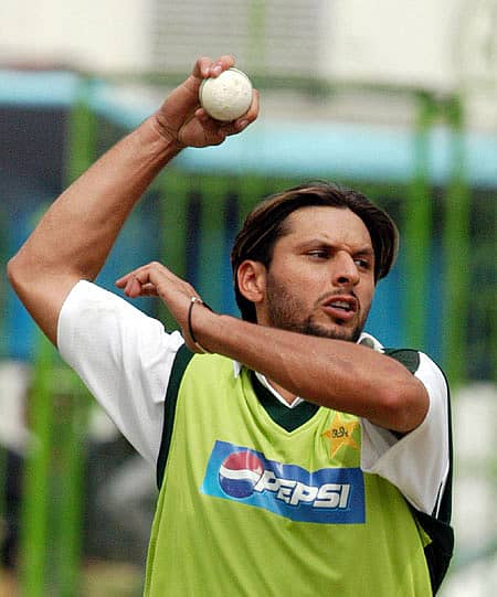 ವೆಸ್ಟ್‌ಇಂಡೀಸ್ ವಿರುದ್ಧದ ಏಕದಿನ ಕ್ರಿಕೆಟ್ ಪಂದ್ಯದಲ್ಲಿ ಕೇವಲ 12 ರನ್ ನೀಡಿ ಏಳು ವಿಕೆಟ್ ಕಬಳಿಸಿದ ಪಾಕಿಸ್ತಾನ ತಂಡದ ಶಾಹೀದ್ ಅಫ್ರಿದಿ