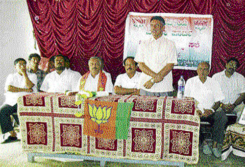 `ಅಧಿಕಾರ ಪಿಪಾಸುಗಳಿಂದಲೇ ಪಕ್ಷಕ್ಕೆ ಹಿನ್ನಡೆ'