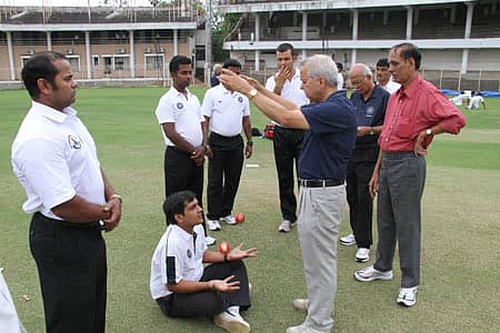 ಯುವ ಅಂಪೈರ್ಗಳಿಗೆ ತರಬೇತಿ ನೀಡುತ್ತಿರುವ ವಿ.ಎನ್.ಕುಲಕರ್ಣಿ