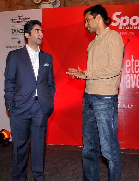 ಬೆಂಗಳೂರಿನಲ್ಲಿ ಗೋ ಸ್ಪೋರ್ಟ್ಸ್ ಫೌಂಡೇಷನ್ ಬುಧವಾರ ಆಯೋಜಿಸಿದ್ದ ಕಾರ್ಯಕ್ರಮದಲ್ಲಿ ಪಾಲ್ಗೊಂಡಿದ್ದ ಒಲಿಂಪಿಕ್ಸ್ ಚಿನ್ನದ ಪದಕ ವಿಜೇತ ಶೂಟರ್ ಅಭಿನವ್ ಬಿಂದ್ರಾ (ಎಡಬದಿ) ಹಾಗೂ ಭಾರತ ಬ್ಯಾಡ್ಮಿಂಟನ್ ತಂಡದ ಕೋಚ್ ಪಿ.ಗೋಪಿಚಂದ್ ಸಮಾಲೋಚನೆಯಲ್ಲಿ ನಿರತರಾಗಿದ್ದ ಕ್ಷಣ	 -ಪ್ರಜಾವಾಣಿ ಚಿತ್ರ