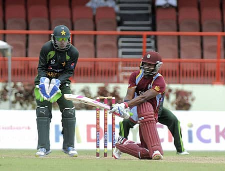 ಪಾಕಿಸ್ತಾನ ವಿರುದ್ಧದ ಏಕದಿನ ಕ್ರಿಕೆಟ್ ಸರಣಿಯ ಎರಡನೇ ಪಂದ್ಯದಲ್ಲಿ ಮಂಗಳವಾರ 54 ರನ್ ಗಳಿಸಿದ ವೆಸ್ಟ್ಇಂಡೀಸ್ ತಂಡದ ಡರೆನ್ ಬ್ರಾವೊ ಅವರು ಚೆಂಡನ್ನು ಬಾರಿಸಿದ ವೈಖರಿ -ಎಎಫ್ಪಿ ಚಿತ್ರ