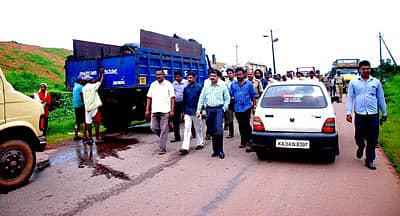 ಸ್ಥಳೀಯರು ತ್ಯಾಜ್ಯ ಸಾಗಣೆ ಲಾರಿಗಳನ್ನು ತಡೆದು ಪ್ರತಿಭಟನೆ ನಡೆಸಿದ ಹಿನ್ನೆಲೆಯಲ್ಲಿ ಪಾಲಿಕೆ ಆಯುಕ್ತ ಶಾನಾಡಿ ಅಜಿತ್ ಕುಮಾರ್ ಹೆಗ್ಡೆ ಪಚ್ಚನಾಡಿಯ ತ್ಯಾಜ್ಯ ವಿಲೇವಾರಿ ಘಟಕಕ್ಕೆ ಗುರುವಾರ ಭೇಟಿ ನೀಡಿದರು.