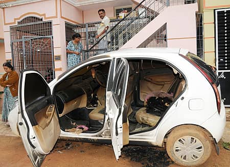 ತುಮಕೂರಿನಲ್ಲಿ ಬುಧವಾರ ರಾತ್ರಿ ಮೂಕಾಂಬಿಕಾ ನಗರದಲ್ಲಿ ಕಿಡಿಗೇಡಿಗಳು ಬೆಂಕಿ ಹಚ್ಚಿದ ಇಂಡಿಕಾ ವಿಸ್ತಾ ಕಾರು ಸುಟ್ಟಿರುವುದು