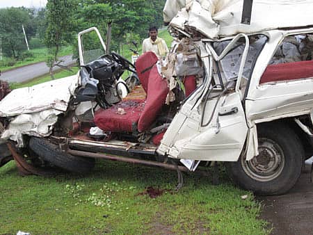 ಸಂಕೇಶ್ವರ ಬಳಿ ಗುರುವಾರ ನಸುಕಿನಲ್ಲಿ ಸಂಭವಿಸಿದ ರಸ್ತೆ ಅಪಘಾತದಲ್ಲಿ ಕ್ರೂಸರ್ ನಜ್ಜುಗುಜ್ಜಾಗಿದೆ