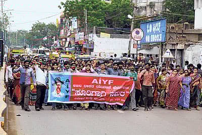 ಬಳ್ಳಾರಿಯ ವಿವಿಧೆಡೆ ಗುಡಿಸಲು ಮತ್ತು ಬಾಡಿಗೆ ಮನೆಗಳಲ್ಲಿ ವಾಸಿಸುವ ಬಡ ಜನತೆಗೆ ಮನೆ ನಿರ್ಮಿಸಿ ವಿತರಿಸಬೇಕು ಎಂದು ಆಗ್ರಹಿಸಿ ಎಐವೈಎಫ್ ಸಂಘಟನೆಯ ನೇತೃತ್ವದಲ್ಲಿ ಶುಕ್ರವಾರ ಪ್ರತಿಭಟನೆ ನಡೆಸಲಾಯಿತು