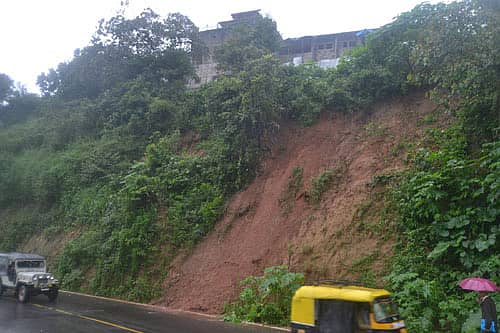 ಮಡಿಕೇರಿಯ ಜನರಲ್ ತಿಮ್ಮಯ್ಯ ವೃತ್ತದ ನಿರ್ಮಾಣವಾಗುತ್ತಿರುವ ಜಿಲ್ಲಾಧಿಕಾರಿ ಕಚೇರಿ ಸಂಕೀರ್ಣ ಕಟ್ಟಡದ ಕೆಳಭಾಗದಲ್ಲಿರುವ ಮಣ್ಣು ಜರಿಯುತ್ತಿರುವ ದೃಶ್ಯ.