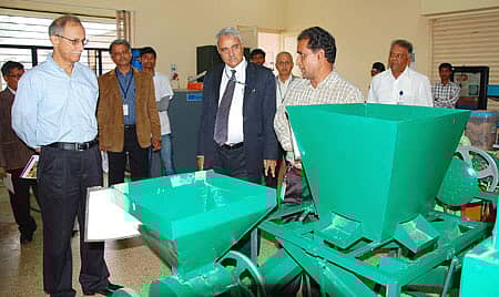 ಕೃಷಿ ವಿಶ್ವವಿದ್ಯಾಲಯದ ಗಾಂಧಿ ಕೃಷಿ ವಿಜ್ಞಾನ ಕೇಂದ್ರಕ್ಕೆ ಸೋಮವಾರ ಭೇಟಿ ನೀಡಿದ್ದ ಕೇಂದ್ರ ಸರ್ಕಾರದ ಕೃಷಿ ಮತ್ತು ಸಹಕಾರ ಇಲಾಖೆಯ ಕಾರ್ಯದರ್ಶಿ ಡಾ.ಆಶಿಷ್ ಬಹುಗುಣ ಅವರಿಗೆ ಕೋಯ್ಲೋತ್ತರ ತಾಂತ್ರಿಕತೆ ವಿಭಾಗದ ಮುಖ್ಯಸ್ಥ ಡಾ.ಪಳನಿಮುತ್ತು ಅವರು ಕಿರುಧಾನ್ಯಗಳಿಂದ ಹೊಟ್ಟು ತೆಗೆಯುವ ಯಂತ್ರದ ಬಗ್ಗೆ ಮಾಹಿತಿ ನೀಡಿದರು. ಕೃಷಿ ವಿಶ್ವವಿದ್ಯಾಲಯದ ಕುಲಪತಿ ಡಾ.ಕೆ.ನಾರಾಯಣಗೌಡ ಮೊದಲಾದವರು ಚಿತ್ರದಲ್ಲಿದ್ದಾರೆ