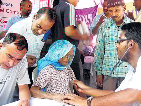 ಉತ್ತರಾಖಂಡ ನೆರೆ ಹಾವಳಿ ಸಂತ್ರಸ್ತರ ವೈದ್ಯಕೀಯ ಸೇವೆಗಾಗಿ ಎಸ್‌ಯುಸಿಐಸಿ ರುದ್ರಪ್ರಯಾಗದ ಮಾರುಕಟ್ಟೆ ಸಂಕೀರ್ಣದಲ್ಲಿ ಶಿಬಿರ ಆರಂಭಿಸಿದ್ದು, ಗಾಯಾಳುಗಳಿಗೆ ಚಿಕಿತ್ಸೆ ನೀಡುತ್ತಿದೆ