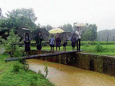 ಹೊಸನಗರ ಸಮೀಪದ ಬೇಹಳ್ಳಿ ಗ್ರಾಮದಲ್ಲಿ ಕಾಲುಸಂಕದ ಮೇಲೆ ಜೀವ ಭಯದಲ್ಲಿ ದಾಟುತ್ತಿರುವ ವಿದ್ಯಾರ್ಥಿಗಳು.