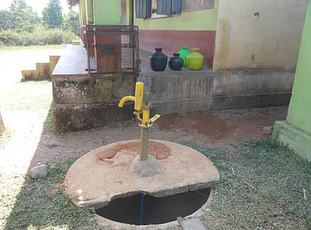 ಮೂಡಿಗೆರೆ ಸಮೀಪದ ಕೆಳಗೂರು ಗ್ರಾಮ ಪಂಚಾಯಿತಿ ವ್ಯಾಪ್ತಿಯ ಹಾಂದಿ ಗ್ರಾಮದ ಕೃಷ್ಣಪ್ಪಬಡಾವಣೆಯಲ್ಲಿರುವ ಸರ್ಕಾರಿ ಪ್ರಾಥಮಿಕ ಶಾಲಾ ಆವರಣದಲ್ಲಿರುವ ಮಳೆನೀರು ಕೊಯ್ಲಿನ ಇಂಗುಗುಂಡಿ ಬಾಯ್ದೆರೆದುಕೊಂಡಿದೆ