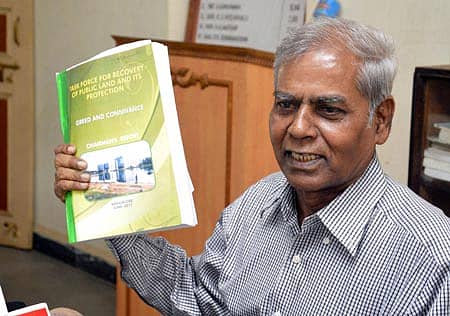 ಮಾಜಿ ಸ್ಪೀಕರ್ ರಮೇಶಕುಮಾರ್ ಅರಣ್ಯ ಜಮೀನು ಒತ್ತುವರಿ ಮಾಡಿದ್ದ ಸಂಬಂಧದ ಮಾಹಿತಿ ಇರುವ ಸರ್ಕಾರಿ ಜಮೀನು ಕಾರ್ಯಪಡೆಯ ವರದಿಯ ಪ್ರತಿಯನ್ನು ಎಸ್.ಆರ್.ಹಿರೇಮಠ ಸೋಮವಾರ ಪತ್ರಿಕಾಗೋಷ್ಠಿಯಲ್ಲಿ ಪ್ರದರ್ಶಿಸಿದರು